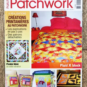 Può includere: Una copertina di rivista che presenta una trapunta patchwork con uno schema di colori rosso, giallo e blu. La rivista è intitolata "Création Patchwork" e presenta il testo "8 réalisations, Créations printanières au patchwork".