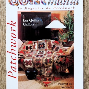 Op de afbeelding: De cover van het tijdschrift "Quiltmania", ondertiteld "Le Magazine du Patchwork". Het toont een patchwork quilt op een bank, met de tekst "Les Quilts Gallois" en "Festival du Vermont". Het tijdschrift is gedateerd september/oktober 2002.