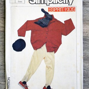 Può includere: Modello di cucito Simplicity Esprit/Kids. Il modello presenta una camicia rossa abbottonata, pantaloni color crema, un berretto blu navy e scarpe da ginnastica rosse. È inclusa una sciarpa blu navy. Il modello è etichettato "Large".
