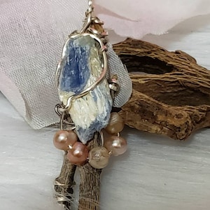 Kyanite, Pearl and wood pendant