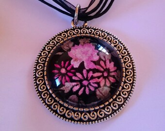 pendentif rond en métal argent vieilli et son cabochon en verre