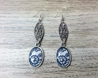 Silver metal earrings and black and white flowery cabochon