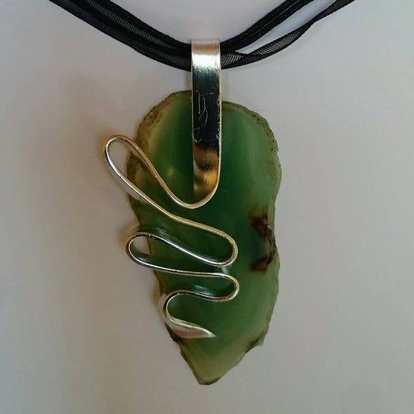 Pendentif sur agate vert opaline