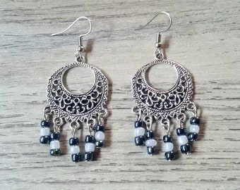 Boucles d'oreilles et ses perles black and White