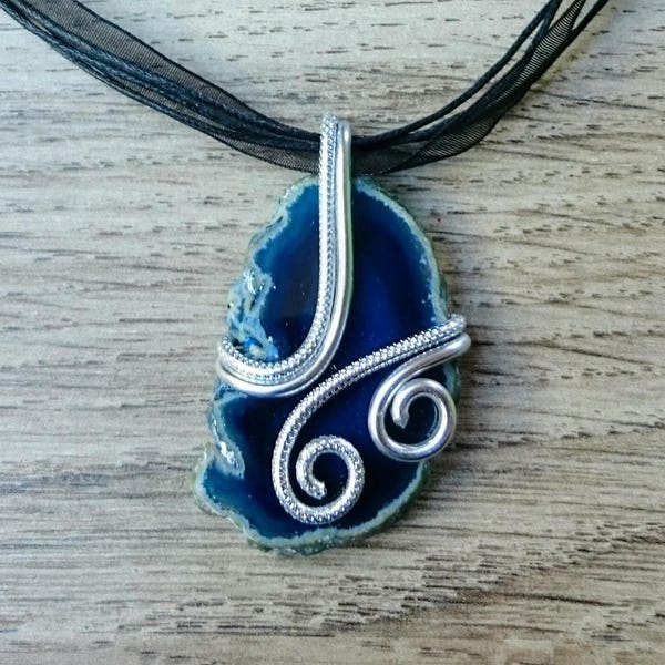 Pendentif sur agate bleue