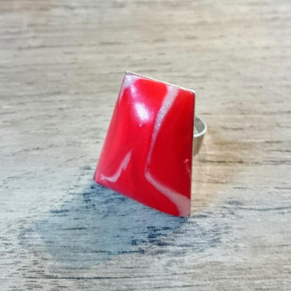 bague trapèze en pâte polymère rouge marbré blanc