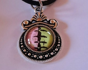 pendentif en métal argent vielli et cabochon en verre rose/vert