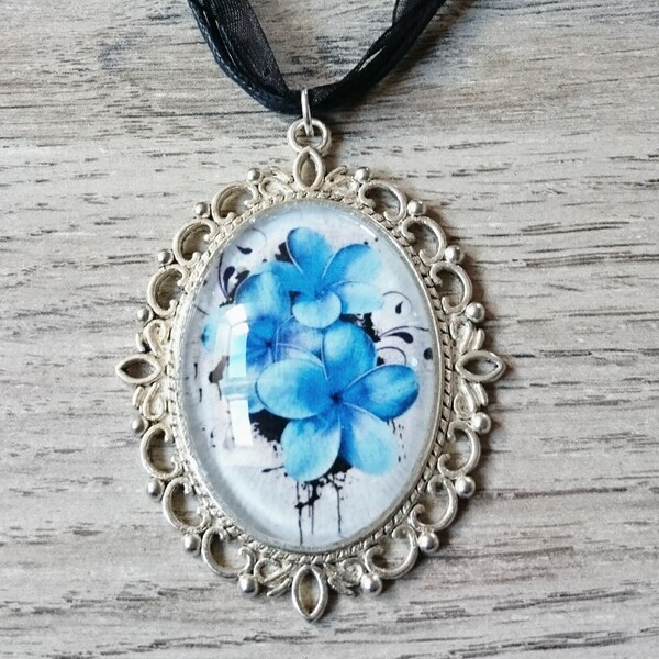 Pendentif ovale et son cabochon fleurs bleues