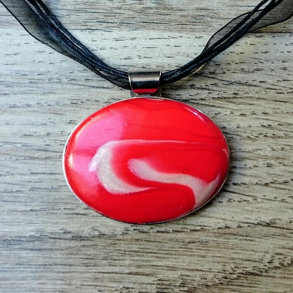 pendentif ovale en pâte polymère rouge marbré blanc sur un support métal argenté