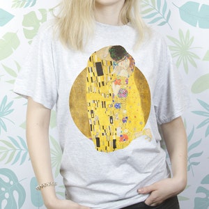 May include: A gray t-shirt with a graphic print of Gustav Klimt's "The Kiss" painting.