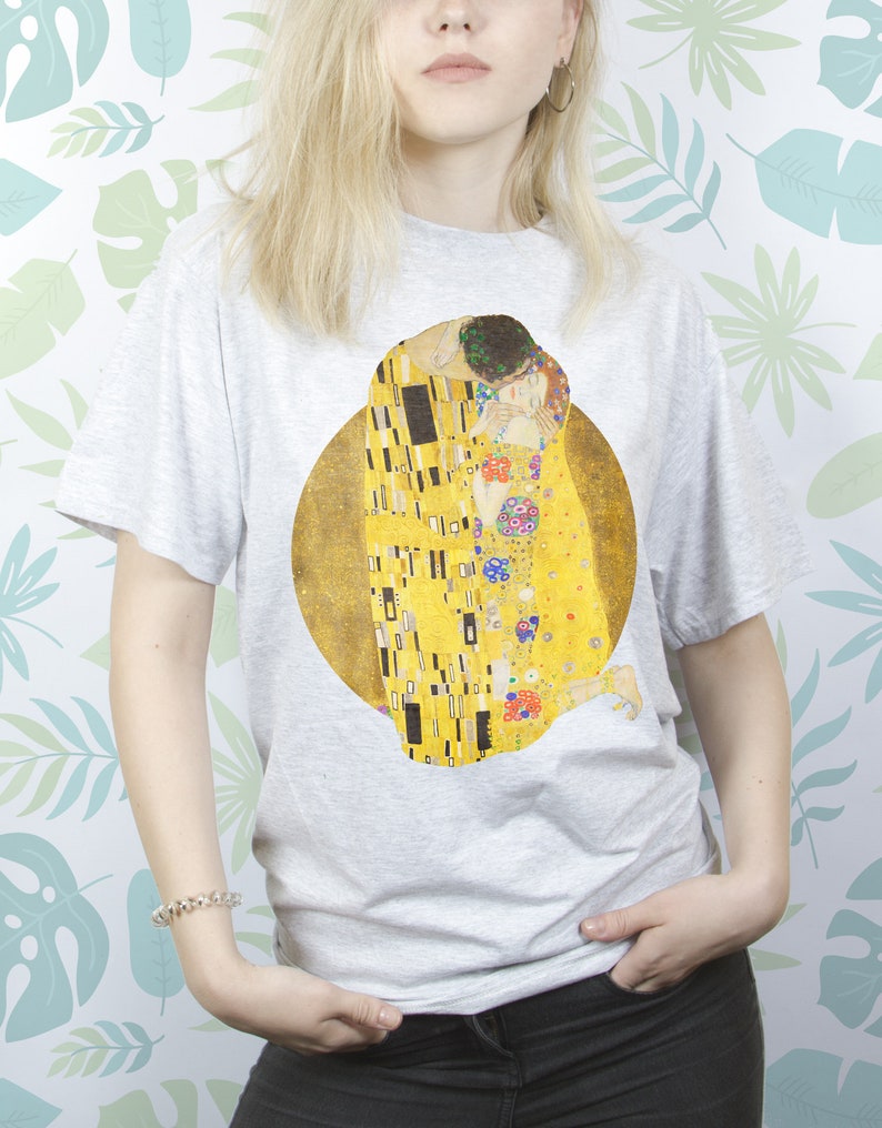 May include: A gray t-shirt with a graphic print of Gustav Klimt's "The Kiss" painting.
