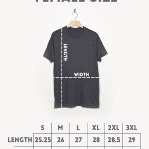 以下が含まれることがあります： 長さ、幅の寸法がインチで表示されたTシャツのサイズ表。Sから3XLまでのサイズが表示されています。