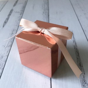 Lot de 50 boîtes de cadeau de fête d'anniversaire de mariage cubiques métallisées en or rose, boîte-cadeau cadeau de fête de naissance, biscuit macaron, bonbons au chocolat