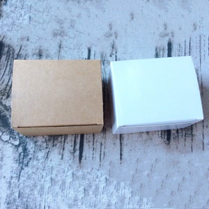 Scatole di carta Kraft bianche Bomboniere per matrimoni Compleanno Baby Shower Battesimo Battesimo Scatole regalo Prodotto fatto a mano Confezione per torta Scatola di tazza di vetro
