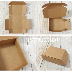 K&ouml;nnte beinhalten: Anleitung zum Zusammenbauen einer braunen Pappbox. Die Box wird in vier verschiedenen Montagephasen gezeigt.