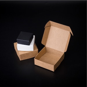 50 Scatole di carta nera Kraft bianca Scatole per bomboniere per matrimoni Baby Shower Compleanno Battesimo Battesimo Confezione regalo Scatole per imballaggio di prodotti fatti a mano