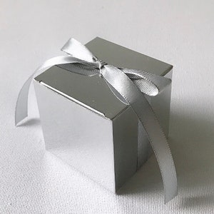 Lot de 50 boîtes à dragées en argent métallique pour fête d'anniversaire, mariage, macaron, biscuits, chocolat, bonbons, fête prénatale, boîte cadeau pour invités