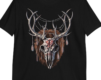 Könnte beinhalten: Schwarzes T-Shirt mit einem Motiv eines Hirschschädels mit Geweih, umgeben von einer Kette und hängenden Anhängern. Der Schädel ist weiß bemalt mit roten Markierungen.