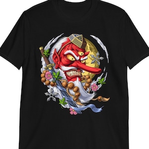 Könnte beinhalten: Schwarzes T-Shirt mit einem Aufdruck eines roten Dämons mit drei Augen, einer langen Nase und einem weißen Bart. Der Dämon ist von Blumen, einem Schwert und einem Mond umgeben.