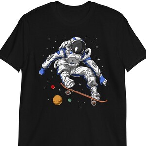Camiseta de skate con astronauta espacial, camiseta de skater para hombre, regalo para amantes del patinaje, ropa de skater, ropa de skater, ropa de skater imagen 1