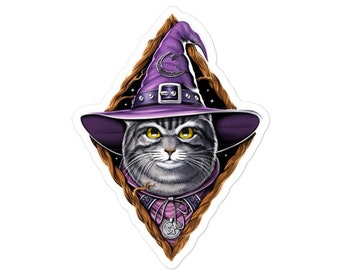 Peut inclure: Un chat tabby gris portant un chapeau de sorcière violet avec un motif de croissant de lune et d'étoile. Le chat a une expression sérieuse et est encadré par une bordure en forme de vigne.