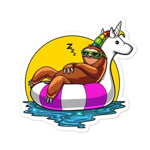 Puede incluir: Un perezoso de dibujos animados con gafas de sol está durmiendo en una balsa inflable con forma de unicornio en una piscina. El perezoso lleva un sombrero de colores arcoíris. El texto "Zzz" está por encima del perezoso.