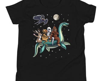 Puede incluir: Camiseta negra para jóvenes con un estampado gráfico de un Bigfoot, un extraterrestre, un dragón y un monstruo marino montando un plesiosaurio en el espacio con estrellas y una luna en el fondo.