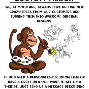 Op de afbeelding: Een cartoon-aap die een penseel en een palet met verf vasthoudt, en aangepaste ontwerpen maakt. De aap is omringd door afbeeldingen van een panda, een eenhoorn, een haai en een dinosaurus. De tekst luidt "CUSTOM MERCH" en "WE, AT MOON APE, ALWAYS LOVE GETTING NEW CRAZY IDEAS FROM OUR CUSTOMERS AND TURNING THEM INTO AWESOME ORIGINAL DESIGNS. IF YOU NEED A PERSONALIZED/CUSTOM ITEM OR HAVE A GREAT IDEA YOU WANT TO SEE ON A T-SHIRT, JUST SEND US A MESSAGE DESCRIBING THE DESIGN AND WE'LL MAKE IT FOR YOU!"