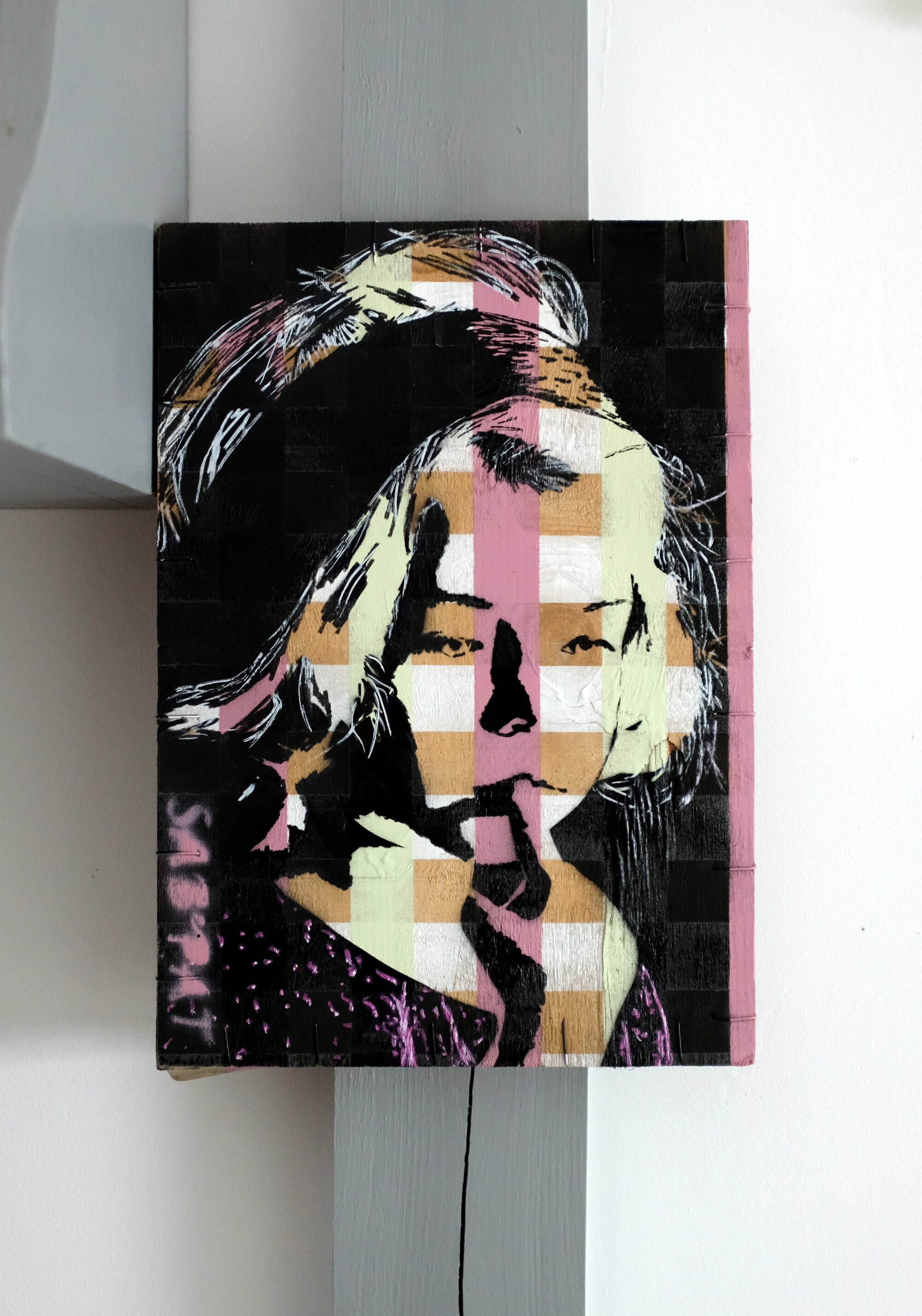 Portrait d'un Petite Fille sur Fond Carreaux