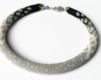 Kralen gehaakt touw - Handgemaakte sieraden - Gehaakte ketting kraal - Cadeau - Damessieraden - Grijze ketting - Kralenwerk - Rocailles