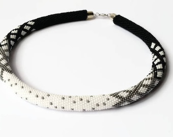 Kralen gehaakt touw - rocailles ketting - kraal gehaakte ketting - cadeau - damessieraden - grijswitte ketting - kralenwerk - damesaccessoire