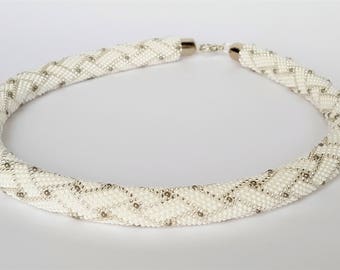 Witte ketting - kralen gehaakte ketting - damessieraden - touw - cadeau - handgemaakte sieraden - moderne ketting - kralenwerk - damesaccessoire
