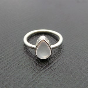 Anillo de cuarzo rosa natural, anillo de cuarzo rosa rosa, anillo hecho a mano, anillo de plata de cuarzo rosa, anillo de cuarzo rosa dainty, anillo de piedra preciosa, regalo para las mujeres,