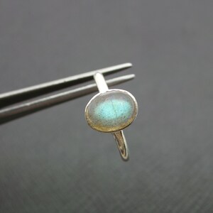 Anillo de labradorita natural, anillo de plata hecho a mano, anillo de promesa, joyería hecha a mano, anillo de fuego azul, anillo de declaración, regalo para ella, anillo de bisel