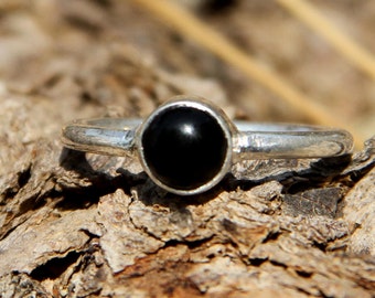 Auf Verkauf-schwarz Onyx Ring, natürliche schwarze Onyx Ring, Silber Ring, Tinny, Ring, Midi Ring, Stapel Ring, Geschenk für sie, Onyx Ring, schwarz Onyx Schmuck