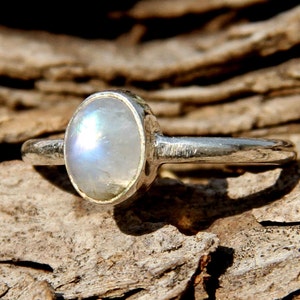 Anillo de piedra lunar arco iris, anillo de piedra lunar, joyería de piedra lunar, joyería de piedra lunar arco iris, anillo de plata, regalo para ella, anillo de Midi, anillo de pila
