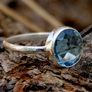 Auf Verkauf-blaue Topas Quarz Ring, blaue Topas Ring, Lünette Ring, Silber Ring, blau Quarz Ring, Geschenk für Sie