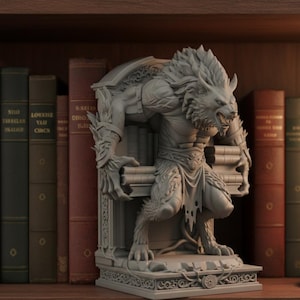 Puede incluir: Una estatua gris de sujetalibros de hombre lobo con detalles intrincados, posada como si empujara contra una pila de libros. La estatua tiene una expresión feroz y está colocada contra el telón de fondo de una estantería llena de libros antiguos.