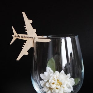 Etiquetas de copo de vinho de avião personalizadas Etiquetas de nome personalizadas Marcadores de bebidas de coquetel Cartões de lugar cortados a laser Etiquetas de avião para bebidas penduradas para vidro