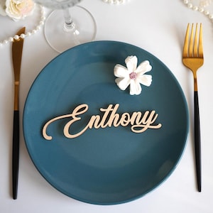 Plaatskaarten bruiloft, namen bruiloftstafels, plaatsnamen bruiloft, houten plaatskaarten, lasergesneden aangepaste namen, naamkaarten bruiloft, naamkaartjes