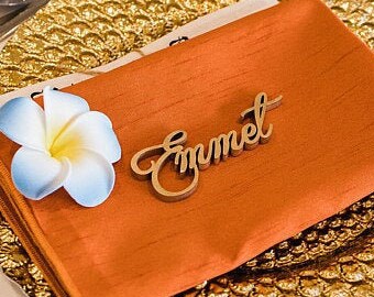 Tarjeta de lugar de boda, nombres cortados con láser. Nombres de lugares de boda, tarjetas de nombres de mesa Tarjeta de lugar de madera