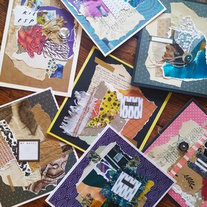 Può includere: Una collezione di biglietti d'arte fatti a mano con carta, tessuto e abbellimenti a strati. Ogni biglietto presenta carta strappata, elementi decorativi e frammenti di testo. I colori includono beige, nero, giallo, viola e rosa. Alcuni biglietti hanno le parole "RIE ESP" e "MY NOTES".