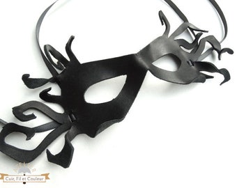 Masque en cuir noir