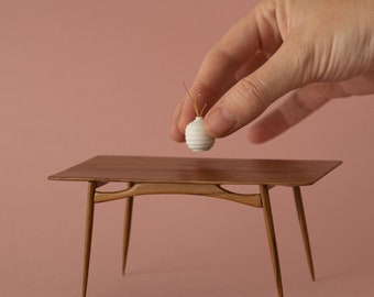 Mesa de comedor midcentury de Dalescraft en nogal. Miniatura a escala 1:12 para casas de muñecas y coleccionistas