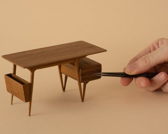 Escritorio pata casas de muñecas mediados de siglo, miniatura moderna, mesa de casa de muñecas en nogal, mesa a escala 1:12