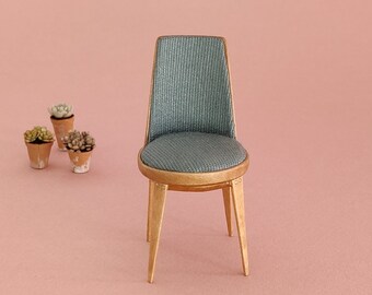 Silla en miniatura de arce con las patas curvadas y tapizada en tela azul. Escala 1:12 para casas de muñecas y coleccionistas