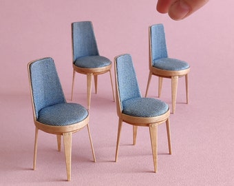 Juego de 4 sillas en miniatura de arce con las patas curvadas y tapizadas en tela azul. Escala 1:12 para casas de muñecas y coleccionistas