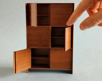 Armario o alacena alto en miniatura con 6 puertas de nogal. Escala 1:12. Para casas de muñecas modernas y coleccionistas de miniaturas.