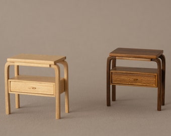 Mesa auxiliar en miniatura, replica de la mesita para radios de Alvar Aalto. Escala 1:12 para amantes de las casas de muñecas y del diseño