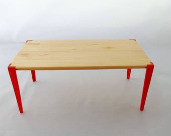 Moderna mesa de comedor en miniatura de abedul reciclado. Hecha a mano a escala 1:12.  Coleccionismo de miniaturas y casas de muñecas